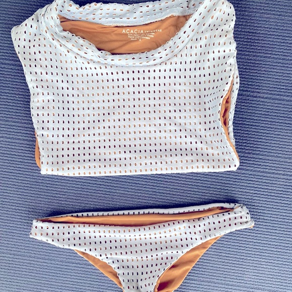 Acacia two piece - Picture 2 of 2